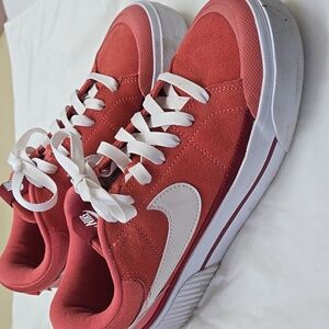 Nike lift court legacy’s 
Valentine’s Day edition